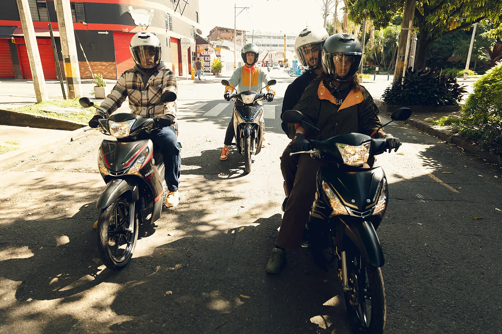 Motociclistas con casco recorriendo una calle de la ciudad