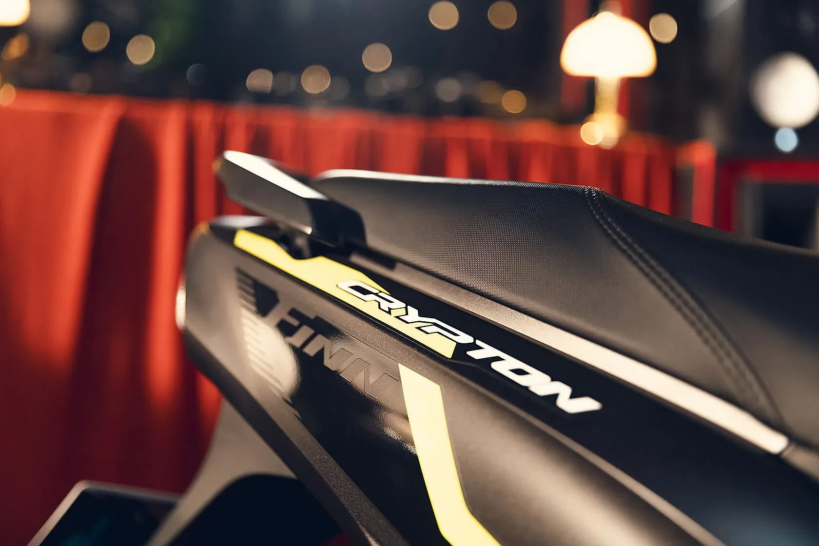 Asiento de la Yamaha Crypton FINN con el nombre del modelo