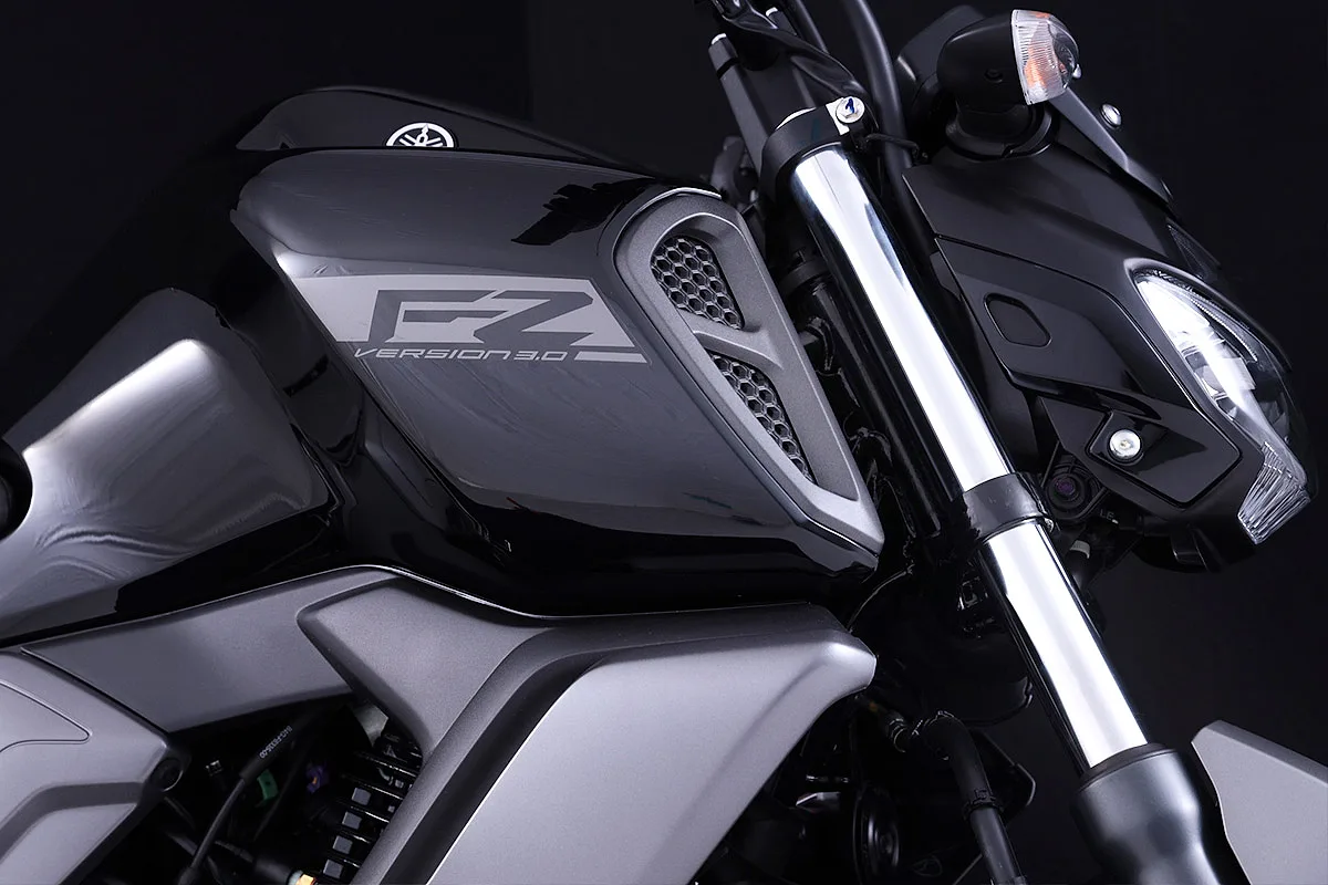 Tanque, logo FZ y horquilla de la Yamaha FZ15
