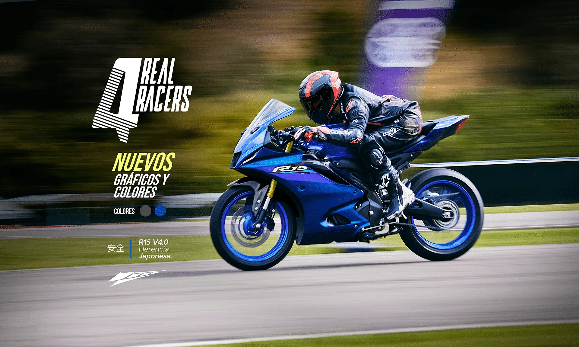 Piloto con casco sobre una Yamaha R15 azul en una pista de carreras
