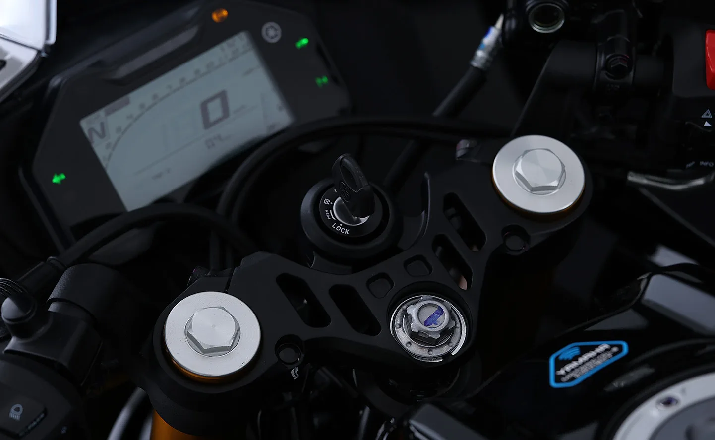 Tablero digital y encendido de la Yamaha R15