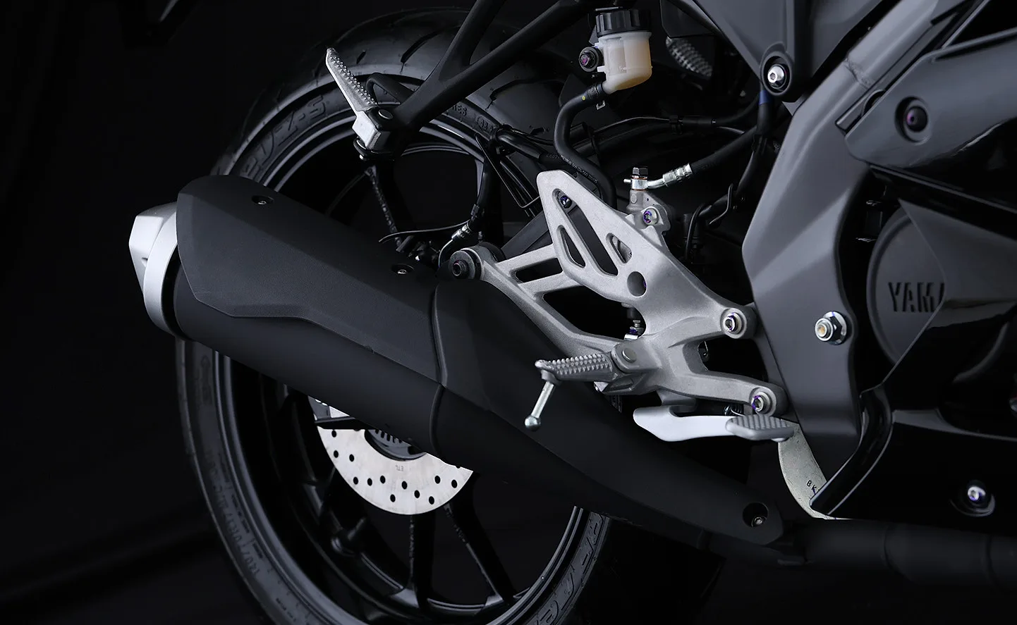 Escape, estribo y freno de disco trasero de la Yamaha R15